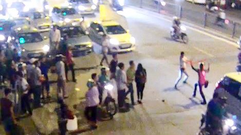 Taxi, GrabBike Hà thành chém nhau như phim hành động Vụ chém nhau xảy ra trên đường Ngọc Hồi. Ảnh cắt từ clip