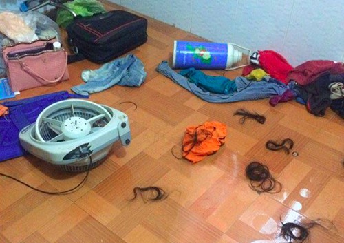 Thiếu phụ bị ba phụ nữ xé quần áo đánh ghen Đồ đạc trong nhà chị Hằng bị đập phá, tóc vương vãi giữa nền