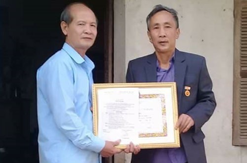 Tử tù được minh oan Hàn Đức Long nhận huy hiệu 30 năm tuổi Đảng Ông Long nhận huy hiệu 30 năm tuổi Đảng từ chính quyền xã Phúc Sơn