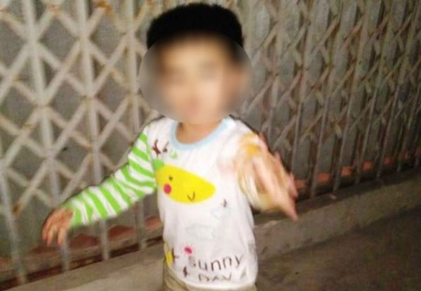 Mất tích gần 1 ngày, bé 3 tuổi được tìm thấy tại nhà phụ nữ tâm thần Bé Quang đã được lực lượng chức năng tìm thấy