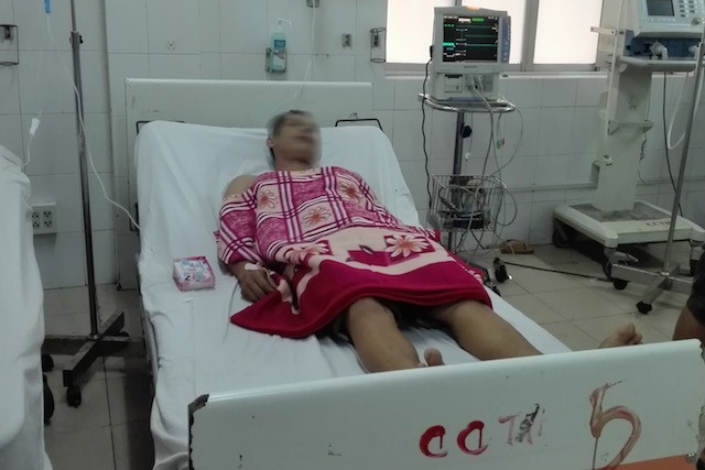 Đôi nam nữ nhập viện với vết thương thấu ngực nghi do đâm nhau Nam bệnh nhân đang cấp cứu tại bệnh viện