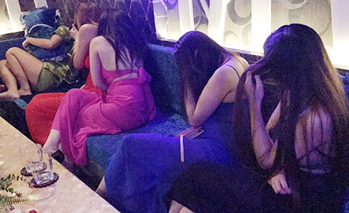 Nữ tiếp viên múa thoát y trong nhà hàng ở Sài Gòn Các nữ nhân viên tại nhà hàng Một Trăm Mười