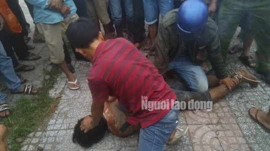 Bắt đối tượng nghi ngáo đá đâm cha vợ ở Phú Quốc Khống chế đối tượng ngáo đá