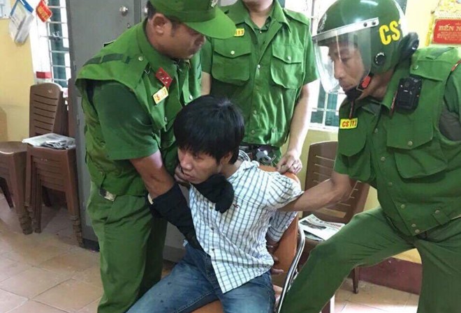 Thanh niên ngáo đá dùng hung khí uy hiếp mẹ Duy bị công an bắt giữ khi dùng dao khống chế mẹ ruột