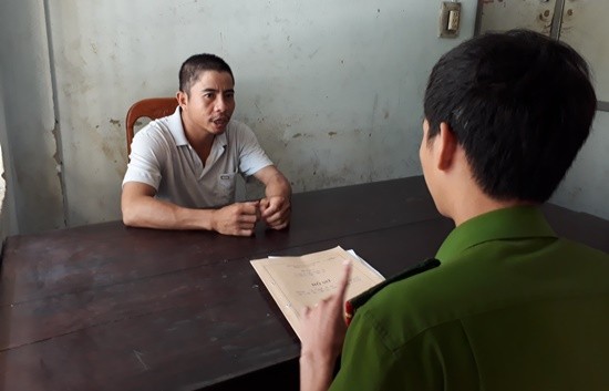 Đâm gục 'tình địch' rồi khống chế vợ cũ ra chỗ vắng tâm sự Đối tượng Huy tại cơ quan điều tra