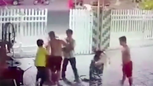 Đình chỉ công tác 2 sĩ quan công an đánh hàng xóm nhập viện Vụ xô xát giữa hai anh em Linh với người đàn ông. Ảnh: Cắt từ video
