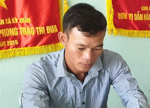 Công an viên trần tình việc còng tay, đánh bầm tím bé gái 12 tuổi Ông Nguyễn Song Thao, công an viên thôn Trần Phú (xã Kỳ Xuân)