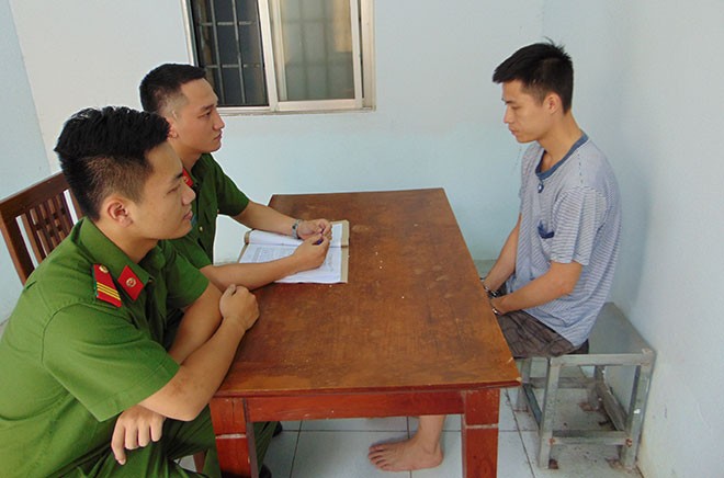 Lời khai lạnh người của kẻ giết bạn tình 19 tuổi dã man tại phòng trọ Cơ quan chức năng lấy lời khai đối tượng Đào Duy Cường
