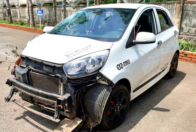 Thiếu tá CSGT gây tai nạn chết người rồi lái ôtô rời đi Chiếc ôtô thiếu tá Hùng lái gây tai nạn