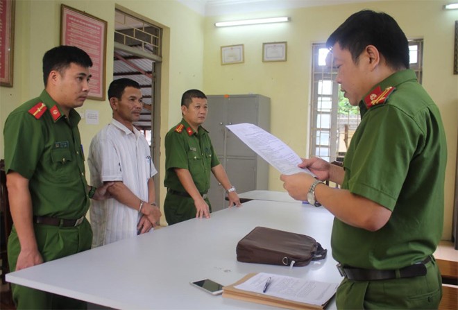 Bắt 2 nghi phạm tạt axit mù mắt nữ phụ bếp ở Hòa Bình Cơ quan Công an đọc lệnh bắt đối với Nguyễn Trọng Lộc