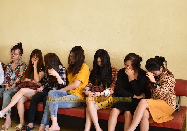 Bắt quả tang nhân viên massage kích dục cho khách Các nhân viên massage quán "Osaka"