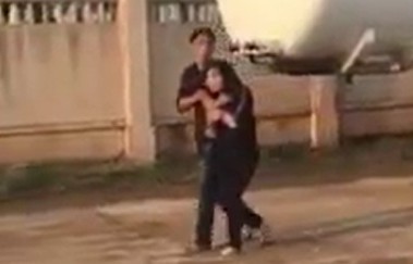 Cận cảnh cô gái bị kẻ nghi ngáo đá kề dao vào cổ kéo đi Hưng dùng dao khống chế người phụ nữ. Ảnh cắt từ clip