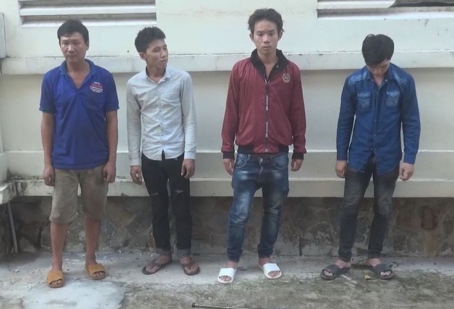 Cầm súng nhựa đi đánh chủ nợ nhập viện Bé Em (bìa trái) cùng đàn em và tang vật tại trụ sở cảnh sát