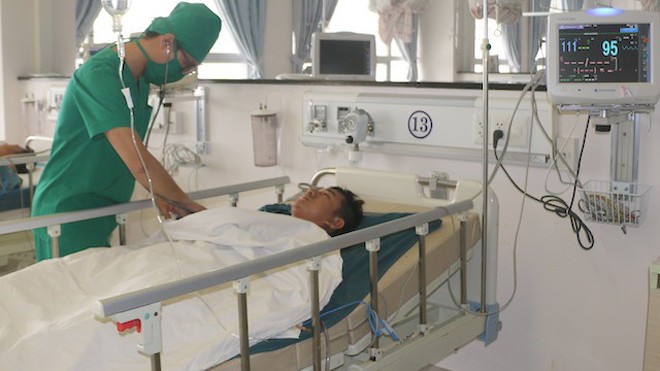 Nam bảo vệ bệnh viện bị đâm gục trong ca trực Nạn nhân đang nằm điều trị tại bệnh viện
