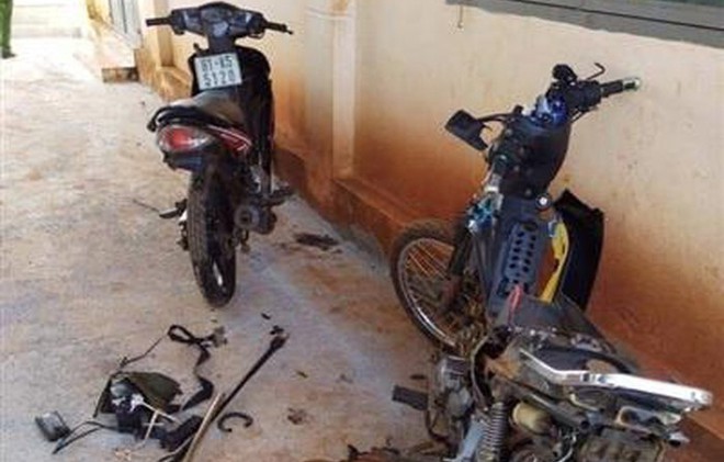 Hơn 100 người liên quan vụ đánh chết đối tượng trộm chó Hai xe máy của nhóm trộm chó bị đập phá