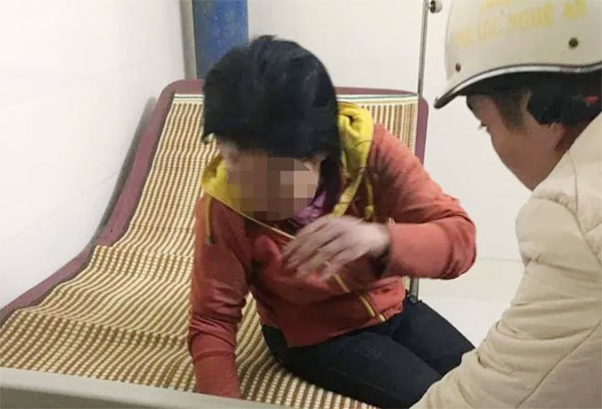 Nam thanh niên hành hung người tình U50 vì ghen tuông Chị M. được người dân đưa đến cơ sơ y tế cấp cứu