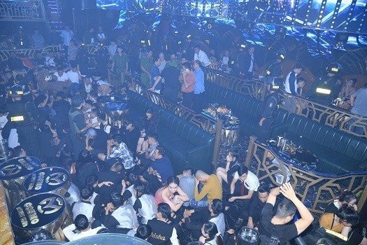 Giám đốc Công an Đồng Nai dẫn 'quân' đột kích quán bar trong khách sạn 5 sao Gần 90 thanh niên bị phát hiện phê ma túy trong quán bar lớn nhất Biên Hòa. Ảnh: CA Đồng Nai
