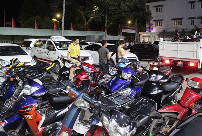 Giữ 200 xe máy 'đi bão' mừng bóng đá Việt Nam thắng Campuchia Hàng trăm xe máy vi phạm bị tạm giữ tại Công an TP Biên Hòa rạng sáng 8/12. Ảnh: Hoàng Trường.
