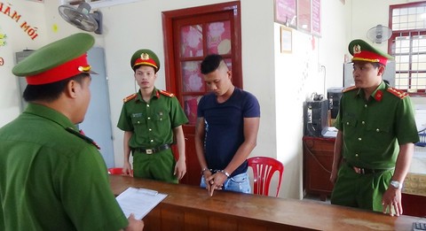 Bắt giam 'yêu râu xanh' dụ dỗ bé gái có thai Tuyn bị tống đạt quyết định khởi tố, bắt tạm giam