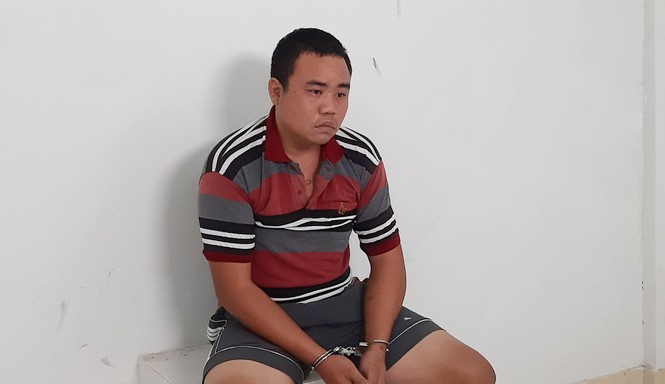 Nam thanh niên vác dao đâm chém giữa đường, 3 người trọng thương Tấn lúc bị công an bắt giữ