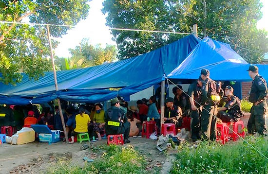 Cảnh sát nổ súng vây bắt sòng bạc Sòng bạc được tổ chức trong các lều giữa cánh đồng. Ảnh: Công an cung cấp
