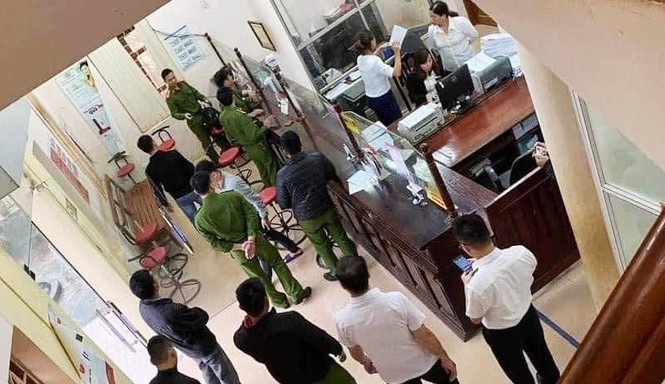 Nhân viên ngân hàng bị cướp dí súng vào đầu, lấy hàng trăm triệu đồng Nhân viên ngân hàng bị cướp dí súng vào đầu, lấy hàng trăm triệu đồng