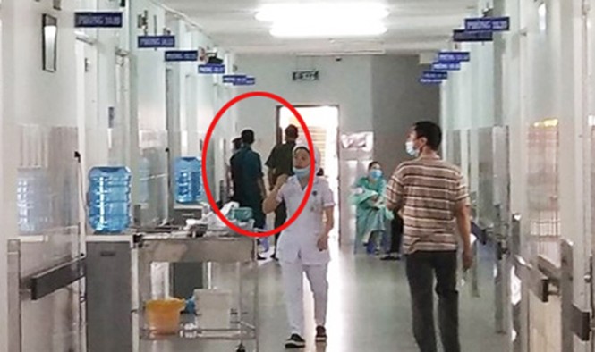 Vụ nguyên Bí thư Nha Trang bị đâm tại nhà: Công an canh phòng cẩn mật bệnh viện Nhiều cán bộ công an đang canh phòng trước phòng điều trị của ông Hoàng Văn Trường