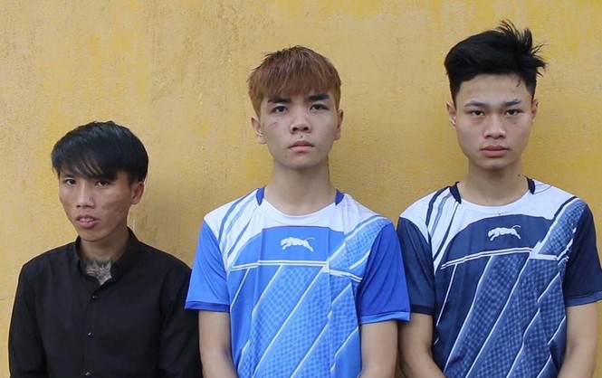 Nam thanh niên bị khống chế, ép chuyển khoản 2 tỷ đồng Hổ (trái) cùng hai đồng phạm tại Công an TP Đồng Xoài