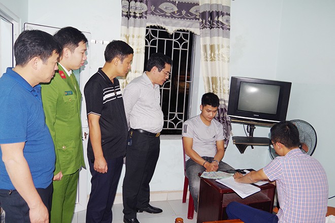 Dọa gửi clip vợ vào nhà nghỉ với người lạ cho chồng để tống tiền Cơ quan Công an lấy lời khai đối tượng Hiệp và tang vật vụ án