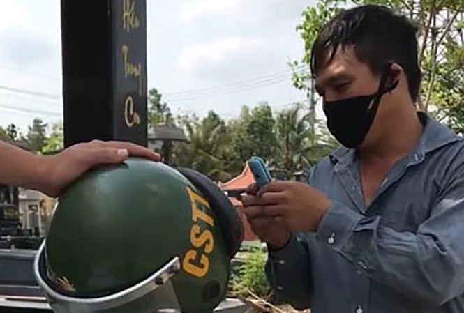 Hai trung tá Công an Đồng Nai bị đình chỉ công tác Một tài xế xuất hiện trong video của cảnh sát trật tự đưa lên mạng tố cáo cấp trên can thiệp xe vi phạm. Ảnh: Cắt từ Video.