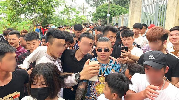 'Thánh chửi' Dương Minh Tuyền bị bắn ở Hải Dương "Thánh chửi" Dương Minh Tuyền (đeo kính đen).
