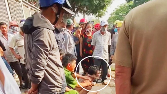 Nam thanh niên chém cảnh sát bị khởi tố hai tội danh Quý bị cảnh sát khống chế sau khi gây ra vụ chém người. Ảnh: cắt từ clip
