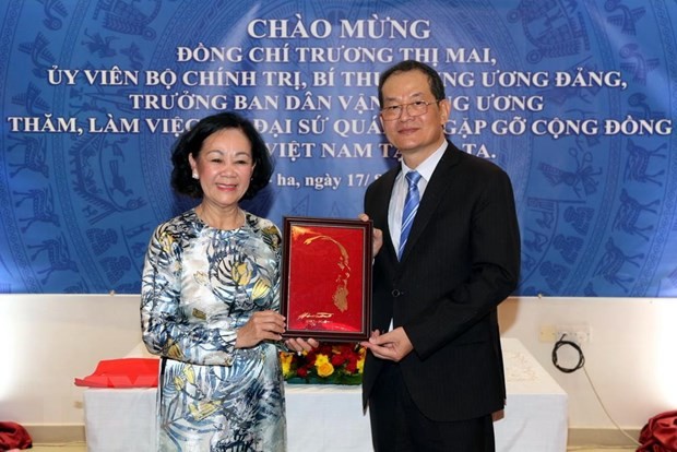 'Kiều bào là bộ phận ruột thịt không tách rời của dân tộc Việt Nam' Bà Trương Thị Mai tặng quà lưu niệm cho Đại sứ quán Việt Nam tại Qatar. (Ảnh: Ngự Bình/TTXVN)