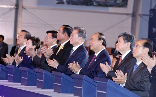 Thủ tướng Nguyễn Xuân Phúc dự lễ động thổ xây dựng thành phố thông minh Hàn Quốc Tổng thư ký ASEAN Lim Jock Hoi, Thủ tướng Chính phủ VN Nguyễn Xuân Phúc, Tổng thống Hàn Quốc Moon Jae-in, Thủ tướng Thái Lan Prayut Chan-o-cha, Thủ tướng Lào Thongloun Sisoulith và các đại biểu thực hiện nghi thức động thổ thành phố thông minh