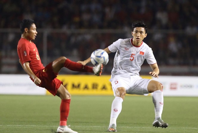 Văn Hậu ghi bàn với đầu gối đầy máu đỏ Văn Hậu ghi bàn với đầu gối đầy máu đỏ