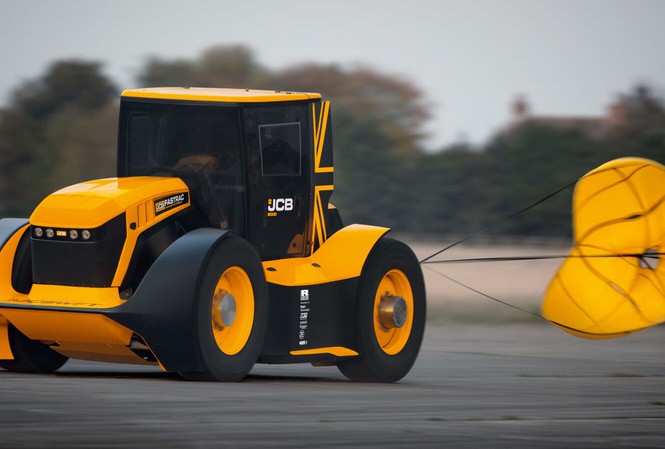 Máy kéo chạy nhanh nhất thế giới, tốc độ hơn 200 km/h Máy kéo chạy nhanh nhất thế giới, tốc độ hơn 200 km/h