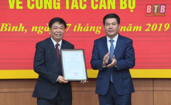 Triển khai quyết định nhân sự của Thủ tướng Chính phủ Bí thư Tỉnh ủy, Chủ tịch HĐND tỉnh Thái Bình Nguyễn Hồng Diên trao quyết định và chúc mừng tân Phó Chủ tịch UBND tỉnh Nguyễn Quang Hưng.