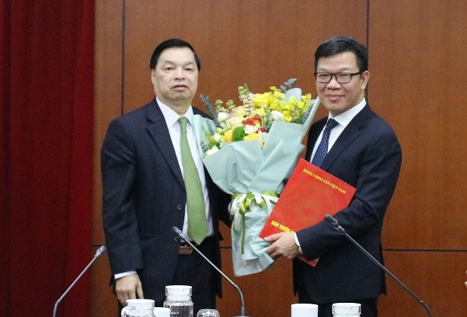 Ông Tống Văn Thanh được bổ nhiệm Phó Vụ trưởng Vụ Báo chí - Xuất bản Phó Trưởng ban Tuyên giáo Trung ương Lê Mạnh Hùng trao Quyết định và tặng hoa chúc mừng đồng chí Tống Văn Thanh. (Ảnh: HMT)