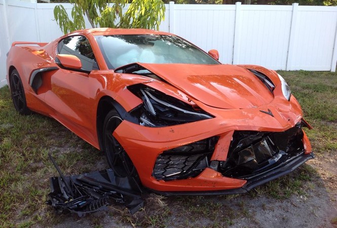 Chevrolet Corvette mới cứng gặp tai nạn 'móp đầu' Chevrolet Corvette mới cứng gặp tai nạn 'móp đầu'