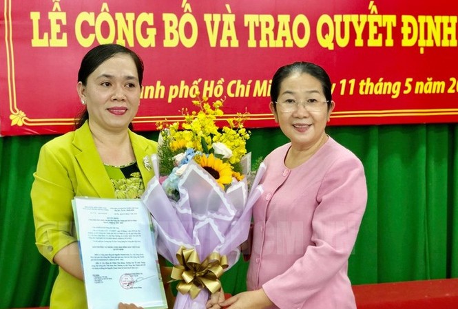 Điều động, bổ nhiệm nhân sự 5 tỉnh thành Phó Bí thư Thành ủy TPHCM Võ Thị Dung trao quyết định và chúc mừng đồng chí Nguyễn Thanh Xuân.