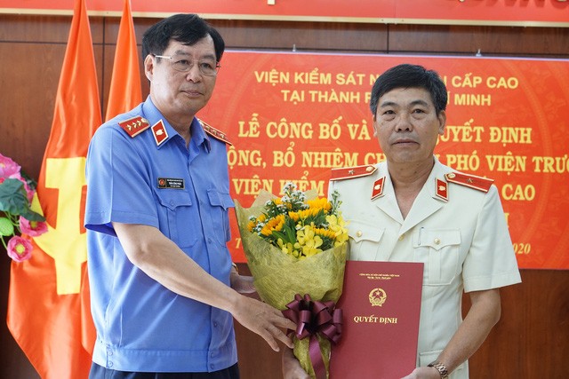 Viện Kiểm sát nhân dân tối cao bổ nhiệm nhân sự mới Phó Viện trưởng Viện Kiểm sát nhân dân tối cao Trần Công Phàn trao quyết định và chúc mừng đồng chí Phạm Đình Cúc.