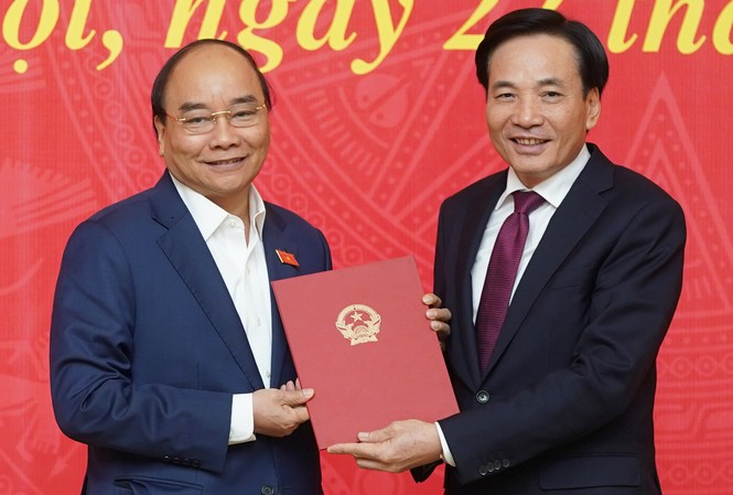 Thủ tướng trao quyết định bổ nhiệm Phó Chủ nhiệm Văn phòng Chính phủ Thủ tướng Nguyễn Xuân Phúc trao quyết định bổ nhiệm Phó Chủ nhiệm VPCP cho đồng chí Trần Văn Sơn. Ảnh: VGP/Quang Hiếu