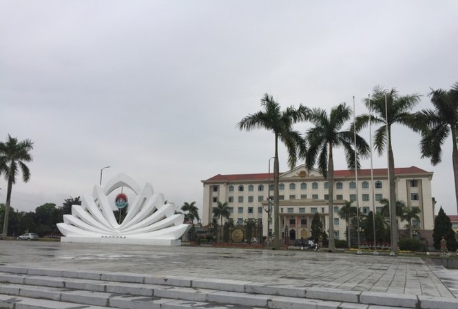 Đi dạo ở quảng trường, bị thanh sắt dài 2 m 'từ trên trời' rơi vào mặt Đi dạo ở quảng trường, bị thanh sắt dài 2 m 'từ trên trời' rơi vào mặt