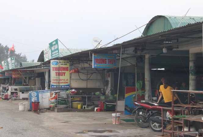 Nhà hàng ở Thiên Cầm 'án binh bất động' trước giờ bão số 4 đổ bộ Nhà hàng ở Thiên Cầm 'án binh bất động' trước giờ bão số 4 đổ bộ