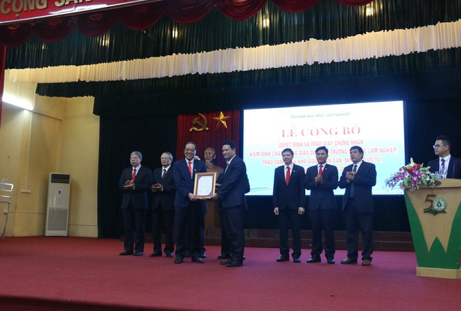 Thêm một trường ĐH đạt kiểm định chất lượng giáo dục GS.Trần Văn Chứ, hiệu trưởng trường ĐH Lâm nghiệp nhận chứng nhận kiểm định