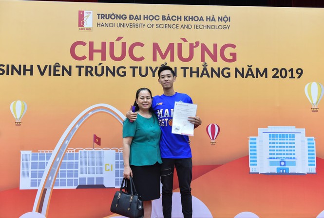 81 tân sinh viên đầu tiên của ĐH Bách khoa Hà Nội nhận học bổng Tân sinh viên nhận học bổng chia sẻ niềm vui nhận học bổng với người thân