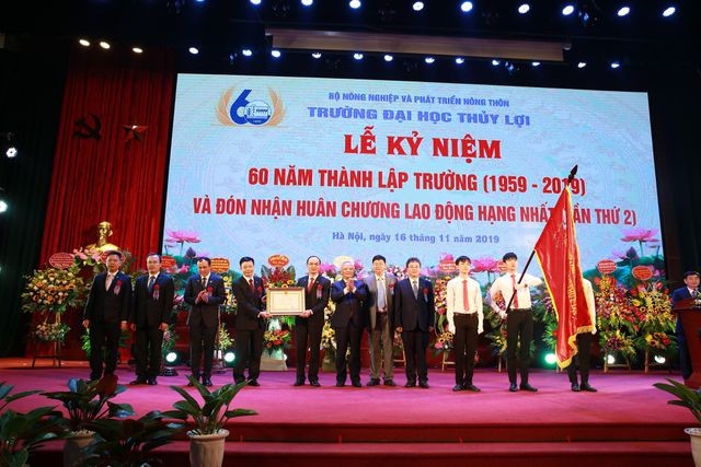 Trường ĐH Thủy lợi đón Huân chương Lao động hạng Nhất Trường ĐH Thủy lợi đón Huân chương Lao động hạng Nhất