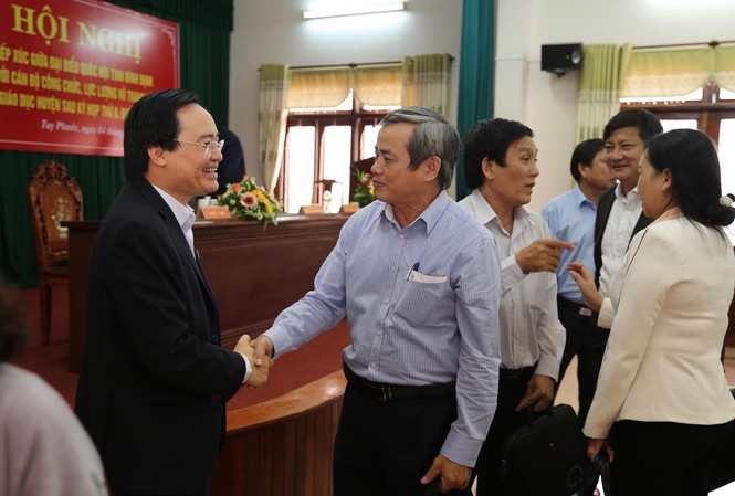 Bộ trưởng Phùng Xuân Nhạ giải đáp thắc mắc của cử tri về chọn SGK Bộ trưởng Phùng Xuân Nhạ tiếp xúc cử tri tại huyện Tuy Phước, Bình Định