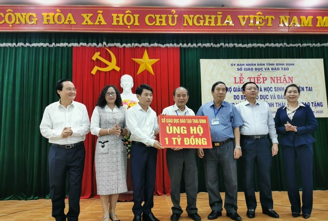 Bộ trưởng Phùng Xuân Nhạ thăm, tặng quà hỗ trợ học sinh, trường học ở Bình Định Bộ trưởng Phùng Xuân Nhạ thăm, tặng quà hỗ trợ học sinh, trường học ở Bình Định