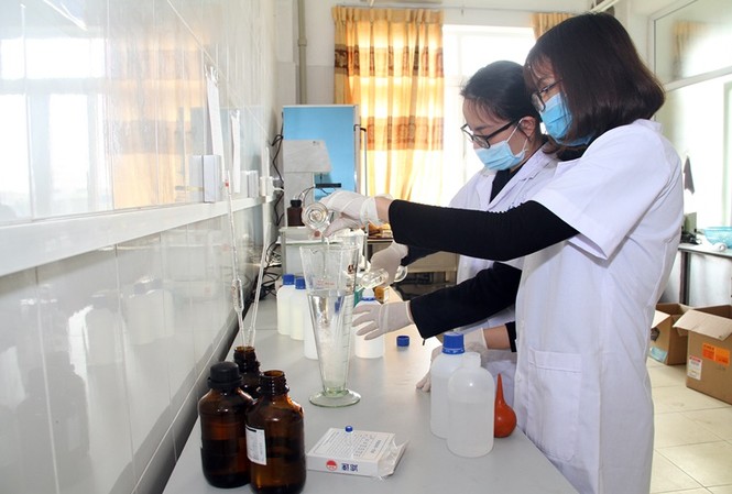 Đại học khẩn cấp kích hoạt lại hệ thống phòng chống dịch COVID-19 Giảng viên trường ĐH Y dược Hải Phòng tích cực điều chế Dung dịch rửa tay khô phòng chống COVID-19. Ảnh: HPMU
